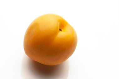 Kayısı beyaz arkaplanda izole edildi