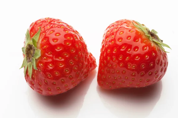 Beyaz üzerine iki strawberrys — Stok fotoğraf