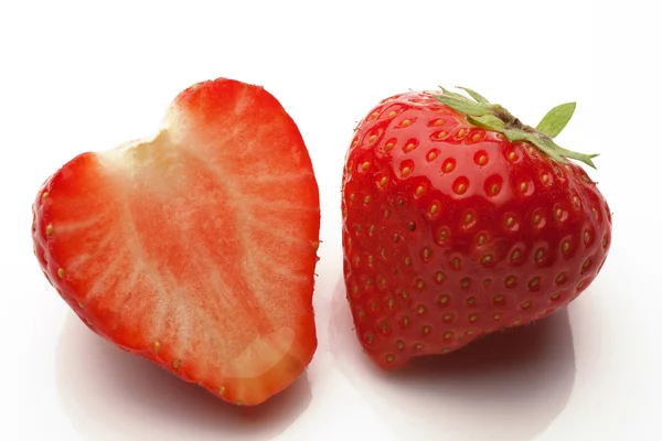 Gesneden strawberrys op wit — Stockfoto