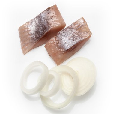 çiğ soğan halkası ile marine edilmiş ringa balığı