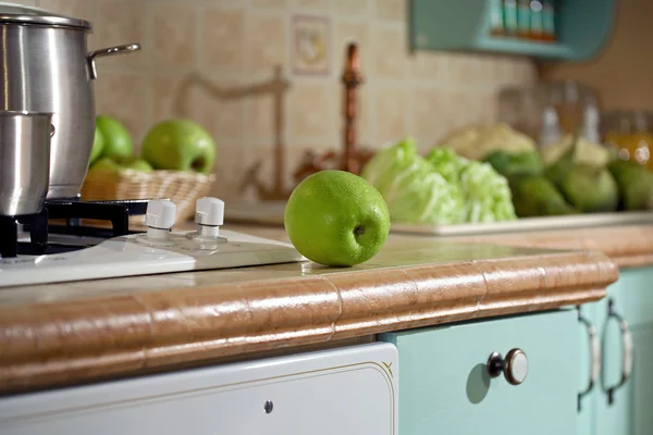 Apple on tabletop — Stock Photo, Image