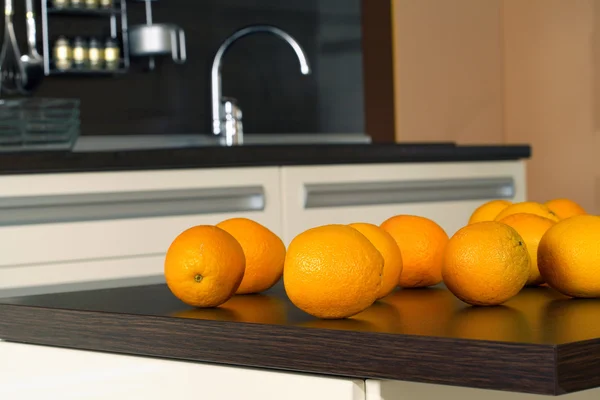 Sinaasappelen op de keukentafel — Stockfoto