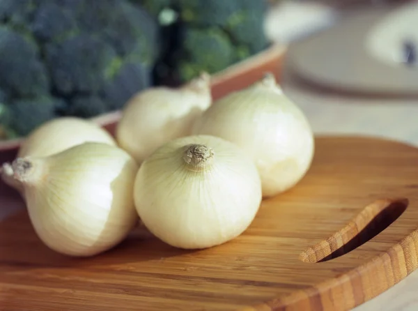 Onions on table — Stock Photo, Image