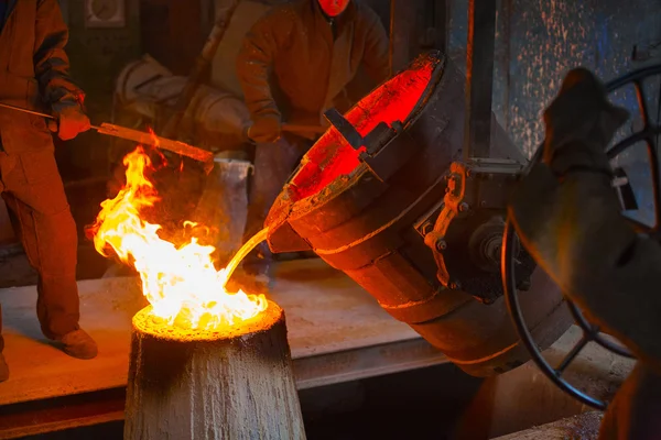 Metal casting in the workshop — Stock Photo, Image