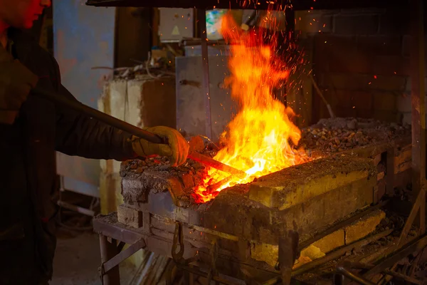 Metal casting in the workshop — Stock Photo, Image