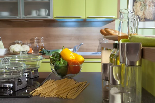 Kitchen furniture stone worktop with colored sweet peppers in gl — Stock Photo, Image