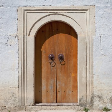 Antik taş duvar ahşap kapı kemer ile