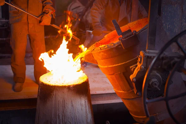 The molten metal in the smithy — Stock Photo, Image