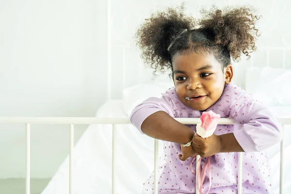 Africano Americano Lindo Bebé Niña Sosteniendo Comer Helado Cama Dormitorio — Foto de Stock