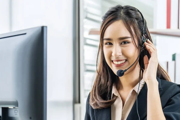 Souriant Sympathique Asiatique Femme Call Center Agent Avec Casque Travaillant — Photo