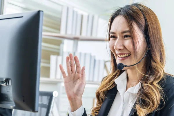 Souriant Femme Affaires Asiatique Amicale Avec Casque Travail Salue Interlocuteur — Photo