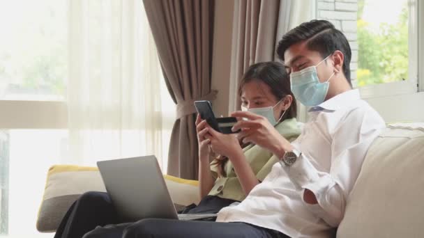 Feliz Casal Asiático Com Máscaras Médicas Usando Laptop Para Comércio — Vídeo de Stock