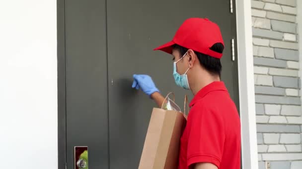 Corona病毒概念快乐的年轻亚洲女人从邮递员那里收到并签下了一个包裹 她戴着防护面具和医用橡胶手套 信使概念 网上购物 — 图库视频影像