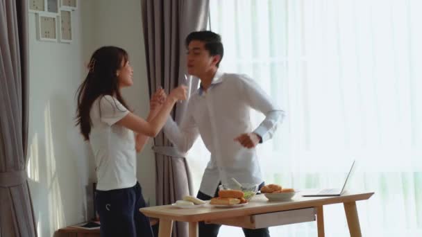 Junge Fröhliche Aktive Asiatische Paare Tanzen Lachend Zusammen Und Bereiten — Stockvideo