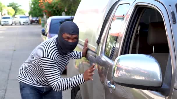 Ladro Con Testa Nera Segretamente Dietro Auto Preparare Una Rapina — Video Stock