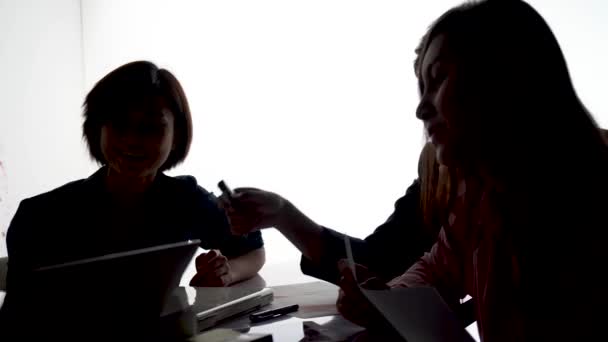 성공과 성공의 식탁에 사람들의 실루엣 사업가들이 회의실에서 일하는 — 비디오