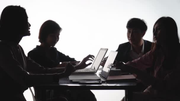 Siluet Orang Duduk Meja Sebuah Tim Pengusaha Muda Dan Pengusaha — Stok Video