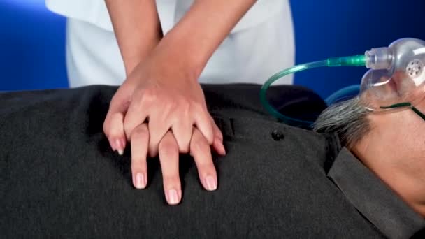 Pielęgniarka Używać Pompy Ręcznej Klatce Piersiowej Pierwszej Pomocy Ratownicze Reanimacji — Wideo stockowe