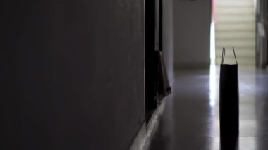 Kese kağıdında yiyecek teslimatı ve koronavirüs salgını sırasında alışveriş. Dairenin ya da dairenin ön kapısında karton kutular, güvenli online alışveriş