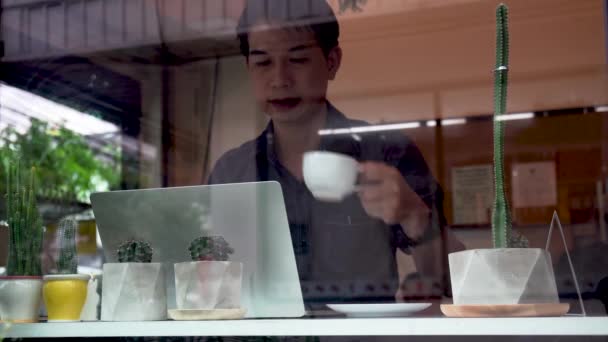 Mutlu Asyalı Serbest Çalışan Laptopta Çalışan Kafede Kahve Içen Biri — Stok video