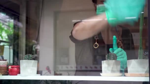 Negócios Reabrir Novamente Mulher Garçom Usar Máscara Mãos Limpar Uma — Vídeo de Stock