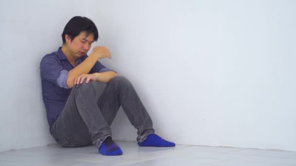 古いマンションの壁にもたれて隅に座って悲しい動揺アジアのビジネスマン 家庭内暴力 ストレス うつ病や自殺の概念 — ストック動画