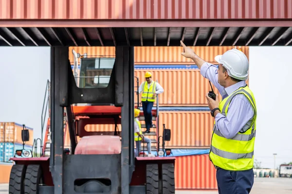 Jonge Mannelijke Ingenieur Manager Gebruik Van Radiocommunicatie Containerlading Industriële Voor — Stockfoto