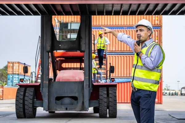 Jonge Mannelijke Ingenieur Manager Gebruik Van Radiocommunicatie Containerlading Industriële Voor — Stockfoto