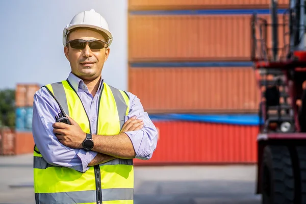 Jonge Mannelijke Ingenieur Manager Gebruik Van Radiocommunicatie Containerlading Industriële Transport — Stockfoto