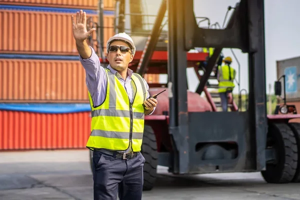 Jonge Mannelijke Ingenieur Manager Die Een Veiligheidshelm Draagt Hand Maakt — Stockfoto