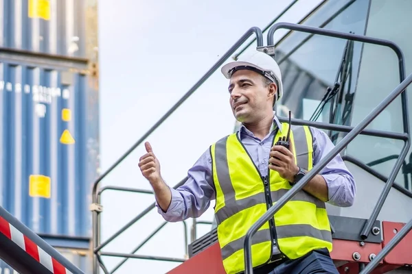 Voorman Harde Hoed Tonen Duim Omhoog Signaal Met Behulp Van — Stockfoto