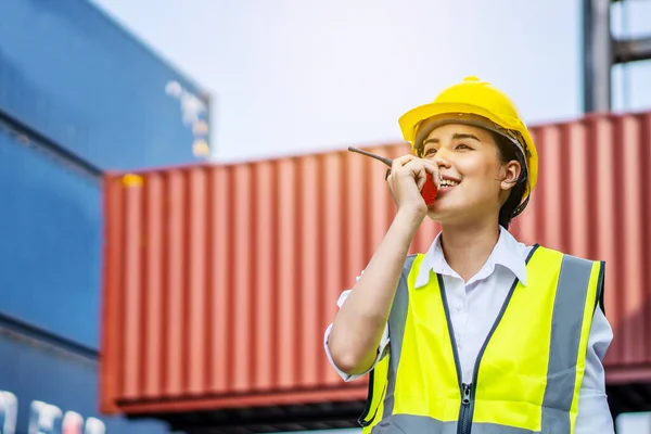 Jonge Zelfverzekerde Vrouwelijke Ingenieur Glimlachend Met Behulp Van Radio Communicatie — Stockfoto