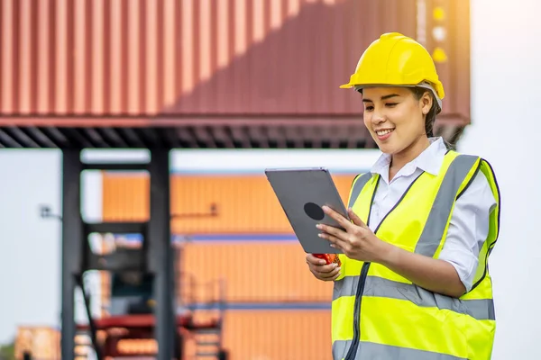 Professionele Ingenieur Container Cargo Vrouw Helmen Glimlachte Gelukkig Het Succesvol — Stockfoto