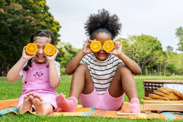 Due Ragazzine Afroamericane Sedute Sul Tappeto Che Mangiano Frutta Alle — Foto Stock