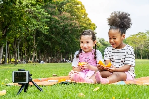 Twee Afro Amerikaanse Kleine Meid Zit Mat Het Tonen Van — Stockfoto