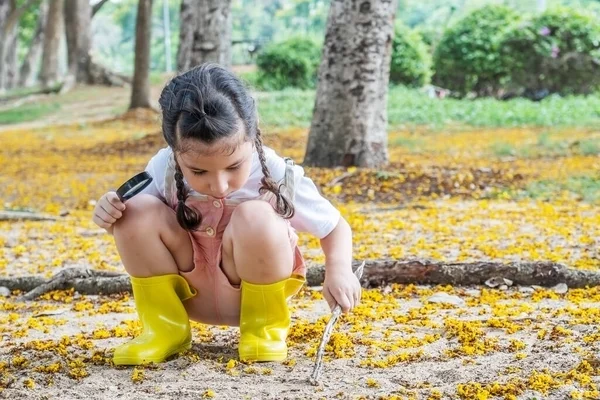 Изображение Милой Девушки Исследующей Природу Лупой Открытом Воздухе Ребенка Играющего — стоковое фото