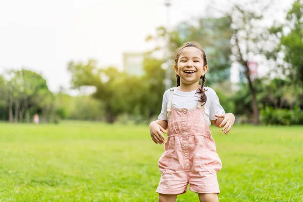 Beweging Van Lachend Meisje Springen Het Park Energetisch Meisje Springen — Stockfoto