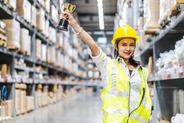 Gelukkige Vrouw Magazijn Werknemer Het Bezit Van Een Trofee Geselecteerd — Stockfoto