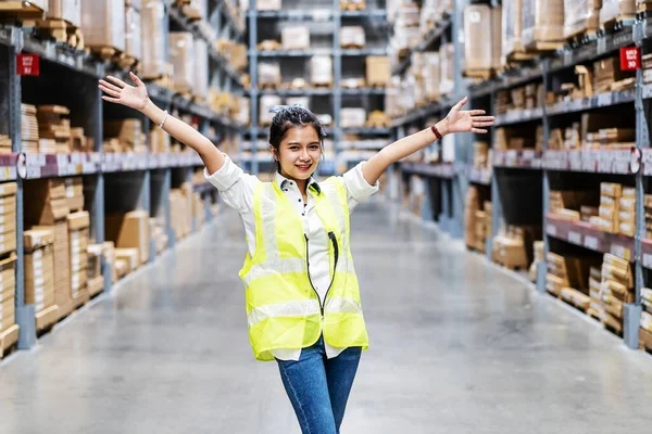 Tiro Alegres Trabalhadores Armazém Positivo Divertindo Trabalho — Fotografia de Stock