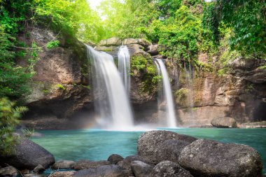 Ormanın derinliklerindeki güzel şelaleye, Tayland 'daki Khao Yai Ulusal Parkı' ndaki Haew Suwat Şelalesi 'ndeki doğal parktaki derenin tatlı suyuna seyahat edin.