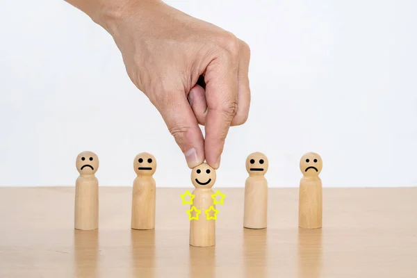 Mão Perto Empresário Que Escolhe Rosto Sorridente Boneca Madeira Melhores — Fotografia de Stock