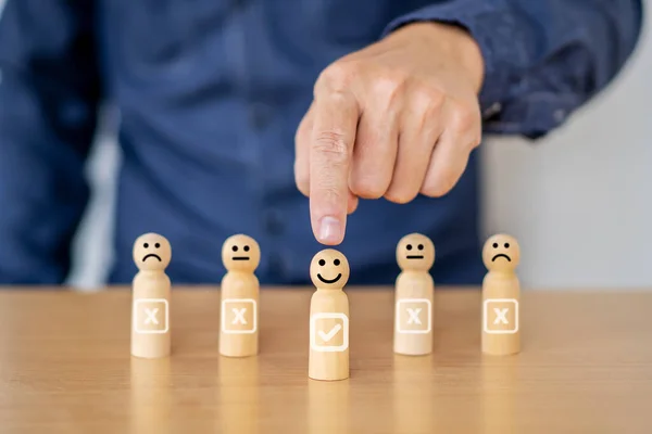 Mão Perto Empresário Que Escolhe Rosto Sorridente Boneca Madeira Melhores — Fotografia de Stock