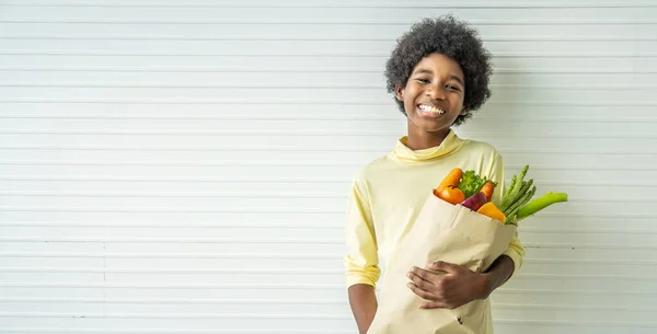 Feliz Niño Sano Adorable Niño Sonriendo Sosteniendo Bolsa Papel Con — Foto de Stock