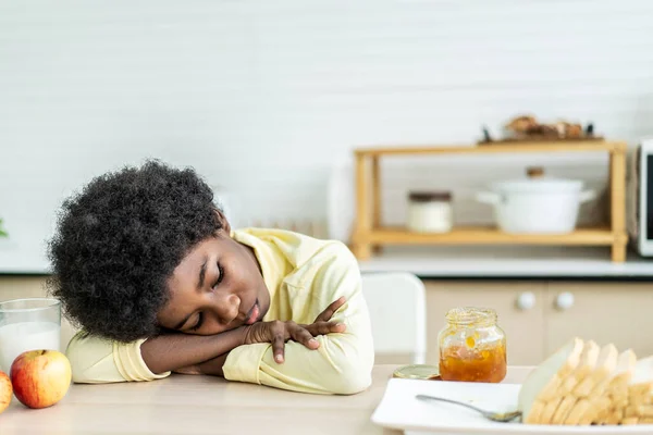 Niño Pequeño Está Sentado Mesa Cocina Apoyando Cara Sus Brazos —  Fotos de Stock