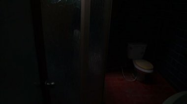 Asyalı kadın makyajı hayalet yüzü, korku sahnesi, korkunç geçmiş, Cadılar Bayramı konsepti.