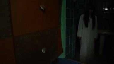 Asyalı kadın makyajı hayalet yüzü, korku sahnesi, korkunç geçmiş, Cadılar Bayramı konsepti.