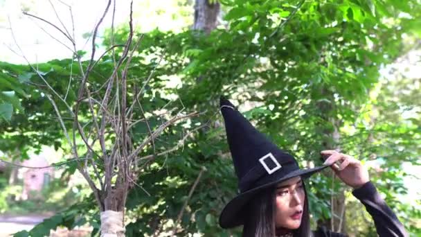 Asiatique Belle Femme Portant Robe Noire Chapeau Sorcière Extérieur Concept — Video