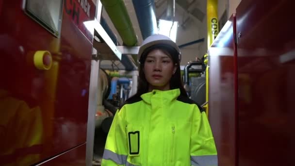 Ingeniero Asiático Casco Trabajando Sala Operaciones — Vídeos de Stock