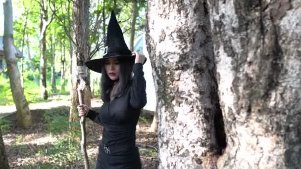 Azjatycka Piękna Kobieta Czarnej Sukience Kapelusz Czarownicy Zewnątrz Koncepcja Halloween — Wideo stockowe