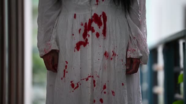 Asiatisk Kvinna Utgör Spöke Ansikte Skräckscen Skrämmande Bakgrund Halloween Koncept — Stockvideo